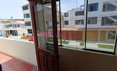Se Alquila Casa + Estacionamiento En Esquina, A Una Cuadra De La Av. Pacífico, Nuevo Chimbote - S/2,800