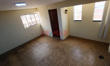 Se Alquila Casa + Estacionamiento En Esquina, A Una Cuadra De La Av. Pacífico, Nuevo Chimbote - S/2,800
