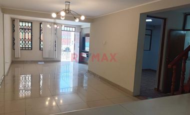 Se Alquila Casa + Estacionamiento En Esquina, A Una Cuadra De La Av. Pacífico, Nuevo Chimbote - S/2,800