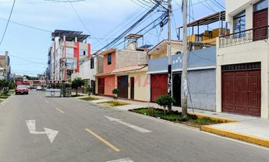 Se Alquila Casa + Estacionamiento En Esquina, A Una Cuadra De La Av. Pacífico, Nuevo Chimbote - S/2,800