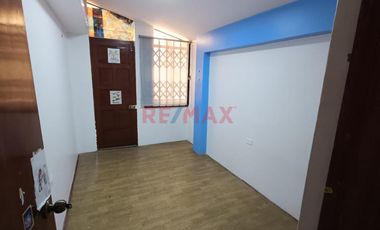 Se Alquila Casa + Estacionamiento En Esquina, A Una Cuadra De La Av. Pacífico, Nuevo Chimbote - S/2,800