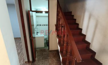 Se Alquila Casa + Estacionamiento En Esquina, A Una Cuadra De La Av. Pacífico, Nuevo Chimbote - S/2,800