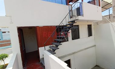Se Alquila Casa + Estacionamiento En Esquina, A Una Cuadra De La Av. Pacífico, Nuevo Chimbote - S/2,800