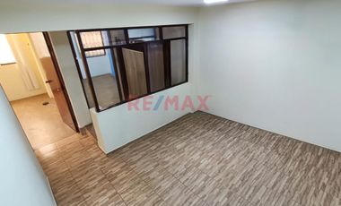 Se Alquila Casa + Estacionamiento En Esquina, A Una Cuadra De La Av. Pacífico, Nuevo Chimbote - S/2,800