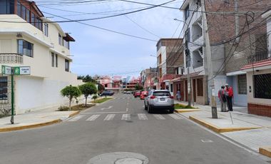 Se Alquila Casa + Estacionamiento En Esquina, A Una Cuadra De La Av. Pacífico, Nuevo Chimbote - S/2,800
