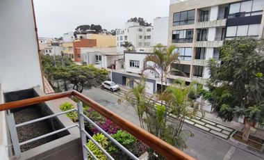 EN VENTA TRIPLEX 208M2 - 04 DORMITORIOS + JACUZZI + TERRAZA + 2 COCHERAS - SURCO