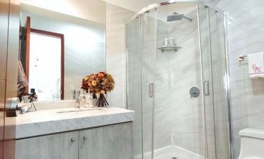 EN VENTA TRIPLEX 208M2 - 04 DORMITORIOS + JACUZZI + TERRAZA + 2 COCHERAS - SURCO