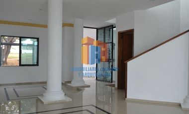 EN VENTA - GRAN CASA FRENTE A JARDIN EN COL. LAGUNAS - VILLA DE ALVAREZ COLIMA