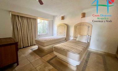 Casa en oportunidad en Las Brisas con 6 recámaras, alberca y vista al mar
