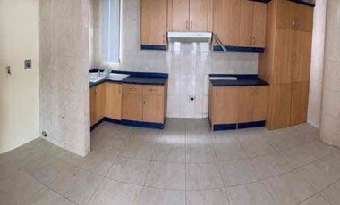 de renta departamento con balcón  150 m2 de 3 habitaciones cada una con baño 2 estacionamientos guardias ascensor