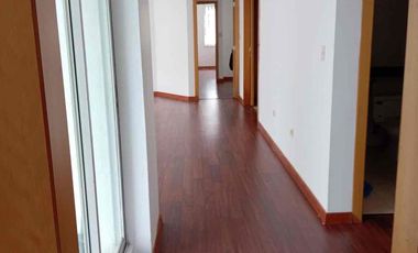 de renta departamento con balcón  150 m2 de 3 habitaciones cada una con baño 2 estacionamientos guardias ascensor