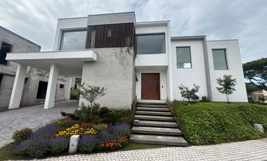 Hermosa Casa de Venta en Tumbaco! por Estrenar!