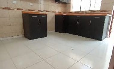 SE VENDE CASA DE 3 PISOS + AZOTEA CON 2 COCHERAS  +07 DORMITORIOS +05 BAÑOS  A MINUTOS DEL MALL PURUCHUCO