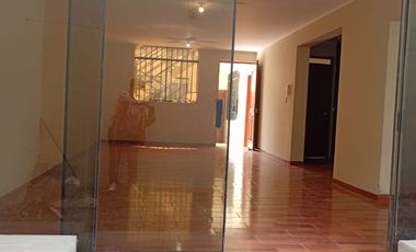 SE VENDE CASA DE 3 PISOS + AZOTEA CON 2 COCHERAS  +07 DORMITORIOS +05 BAÑOS  A MINUTOS DEL MALL PURUCHUCO