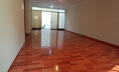 SE VENDE CASA DE 3 PISOS + AZOTEA CON 2 COCHERAS  +07 DORMITORIOS +05 BAÑOS  A MINUTOS DEL MALL PURUCHUCO