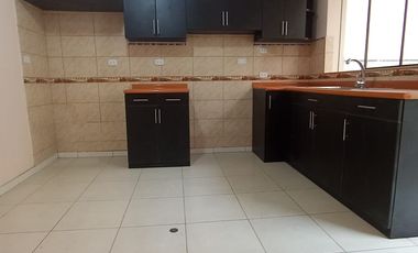 SE VENDE CASA DE 3 PISOS + AZOTEA CON 2 COCHERAS  +07 DORMITORIOS +05 BAÑOS  A MINUTOS DEL MALL PURUCHUCO