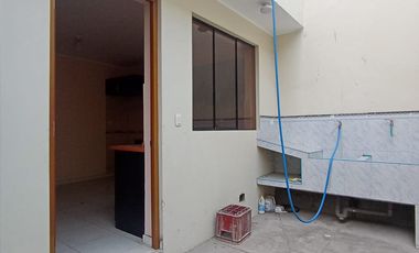 SE VENDE CASA DE 3 PISOS + AZOTEA CON 2 COCHERAS  +07 DORMITORIOS +05 BAÑOS  A MINUTOS DEL MALL PURUCHUCO