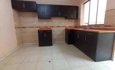 SE VENDE CASA DE 3 PISOS + AZOTEA CON 2 COCHERAS  +07 DORMITORIOS +05 BAÑOS  A MINUTOS DEL MALL PURUCHUCO