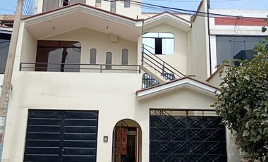 SE VENDE CASA DE 3 PISOS + AZOTEA CON 2 COCHERAS  +07 DORMITORIOS +05 BAÑOS  A MINUTOS DEL MALL PURUCHUCO