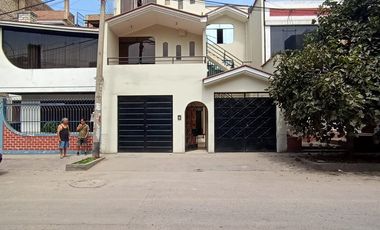 SE VENDE CASA DE 3 PISOS + AZOTEA CON 2 COCHERAS  +07 DORMITORIOS +05 BAÑOS  A MINUTOS DEL MALL PURUCHUCO