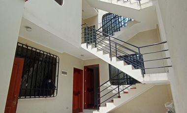SE VENDE CASA DE 3 PISOS + AZOTEA CON 2 COCHERAS  +07 DORMITORIOS +05 BAÑOS  A MINUTOS DEL MALL PURUCHUCO