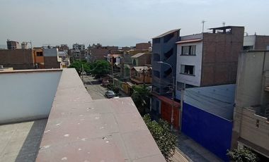 SE VENDE CASA DE 3 PISOS + AZOTEA CON 2 COCHERAS  +07 DORMITORIOS +05 BAÑOS  A MINUTOS DEL MALL PURUCHUCO