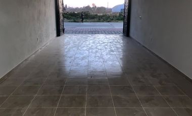 Renta local o bodega a pie de calle, en pequeña plaza, Cuautlancingo