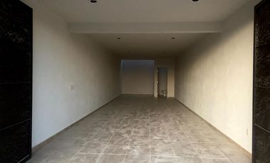 Renta local o bodega a pie de calle, en pequeña plaza, Cuautlancingo