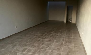 Renta local o bodega a pie de calle, en pequeña plaza, Cuautlancingo