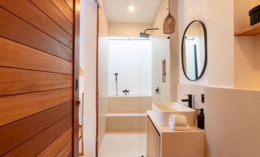 Vila dua lantai baru di lokasi prestisius dekat laut!