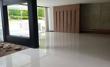 VENDO HERMOSA CASA CONJUNTO CALATRVA