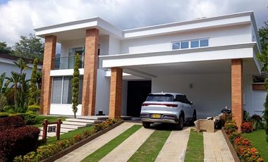 VENDO HERMOSA CASA CONJUNTO CALATRVA