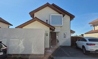 Se arrienda excelente casa en Condominio Estancia Las Rastras