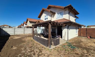 Se arrienda excelente casa en Condominio Estancia Las Rastras