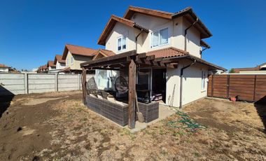 Se arrienda excelente casa en Condominio Estancia Las Rastras