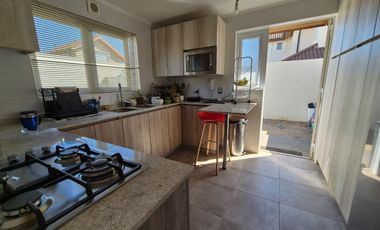 Se arrienda excelente casa en Condominio Estancia Las Rastras