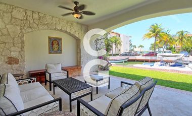 Casa en Venta en Cancún en Residencial Isla Dorada con Terraza frente a Muelle