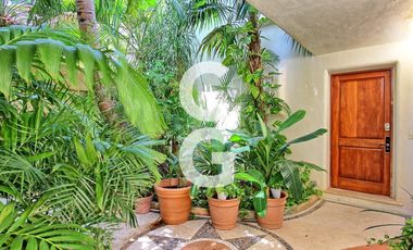 Casa en Venta en Cancún en Residencial Isla Dorada con Terraza frente a Muelle