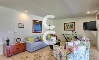 Casa en Venta en Cancún en Residencial Isla Dorada con Terraza frente a Muelle