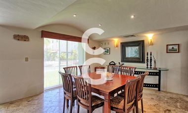 Casa en Venta en Cancún en Residencial Isla Dorada con Terraza frente a Muelle