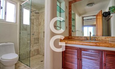 Casa en Venta en Cancún en Residencial Isla Dorada con Terraza frente a Muelle