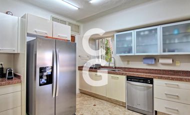 Casa en Venta en Cancún en Residencial Isla Dorada con Terraza frente a Muelle