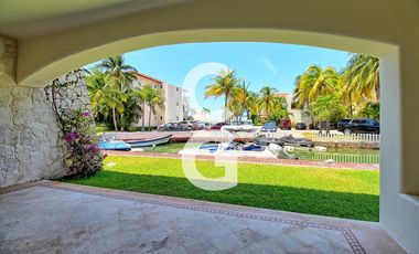 Casa en Venta en Cancún en Residencial Isla Dorada con Terraza frente a Muelle