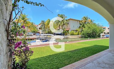 Casa en Venta en Cancún en Residencial Isla Dorada con Terraza frente a Muelle