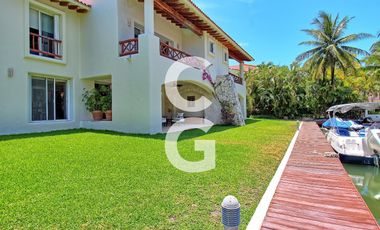 Casa en Venta en Cancún en Residencial Isla Dorada con Terraza frente a Muelle