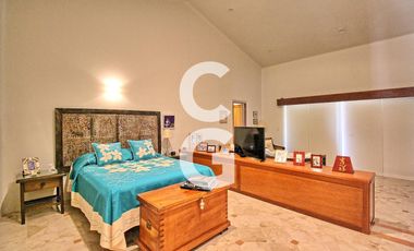 Casa en Venta en Cancún en Residencial Isla Dorada con Terraza frente a Muelle