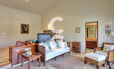 Casa en Venta en Cancún en Residencial Isla Dorada con Terraza frente a Muelle