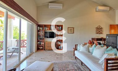 Casa en Venta en Cancún en Residencial Isla Dorada con Terraza frente a Muelle