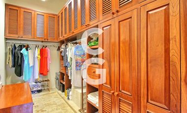 Casa en Venta en Cancún en Residencial Isla Dorada con Terraza frente a Muelle