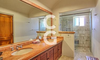 Casa en Venta en Cancún en Residencial Isla Dorada con Terraza frente a Muelle